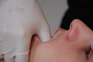 Bild zeigt eine Behandlung des Kiefergelenks