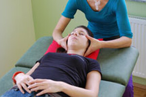 Bild zeigt eine Behandlung am Kopf.