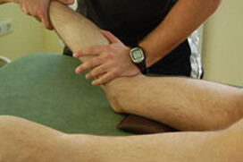 Bild zeigt eine Behandlung am Bein