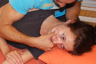 Bild zeigt eine Behandlung an Kopf und Nacken